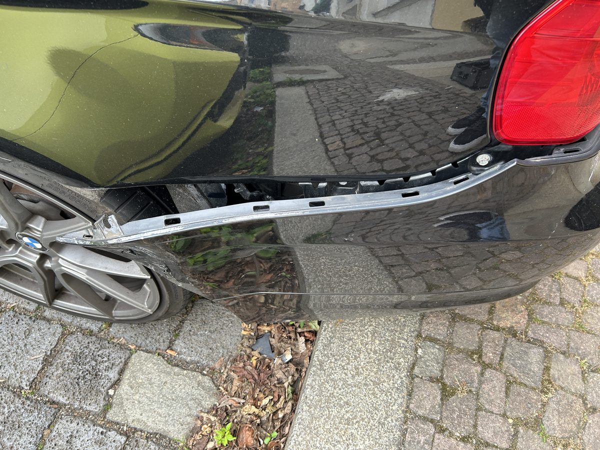 Beschädigte hintere linke Fahrzeugseite eines BMW 3er mit verformter Seitenwand, wirtschaftlicher Totalschaden