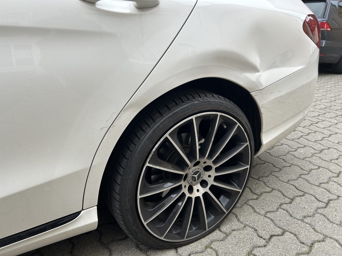 Verformte hintere linke Seitenwand und beschädigte Tür an einem Mercedes C-Klasse T-Modell, Schadenhöhe 16.166,26 €